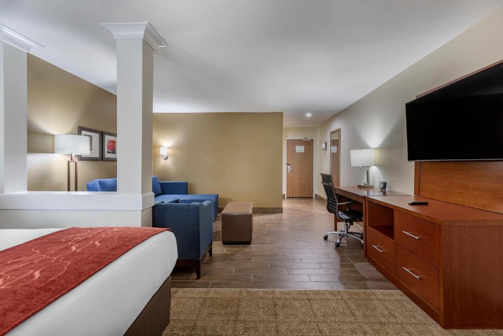 Comfort Suites - image 4
