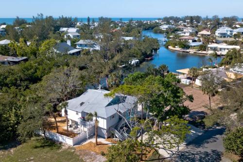 Canalfront Anna Maria Cottage with Pool and Hot Tub! - image 4