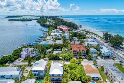 Cottage Haven One minute Walk to the Beach Private Yards Keyless Locks