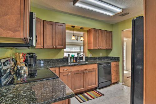 Bradenton Snowbird Sanctuary with Covered Patio and Grill - image 5