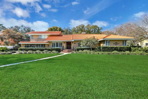 Estately Gardens at Fogarty Point - main image