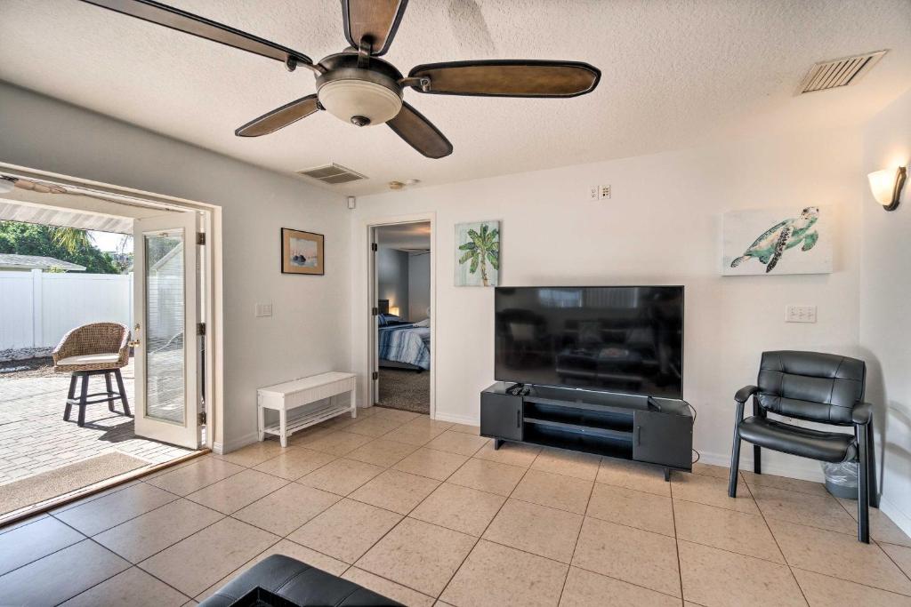 Bright Bradenton Home with Games 6 Mi to Beach - image 5