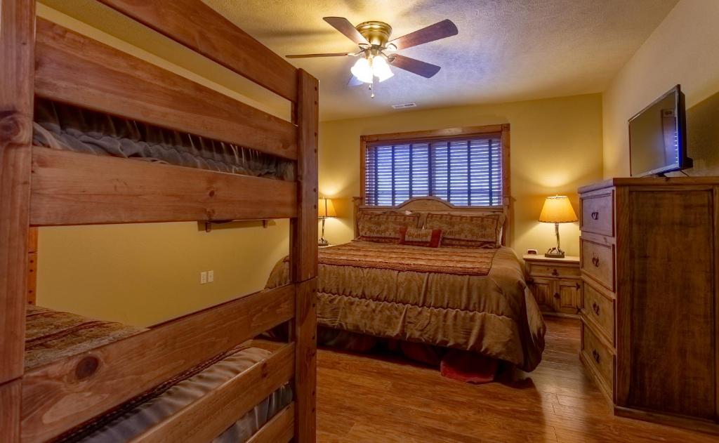 Makin Memories Lodge Cabin - image 7