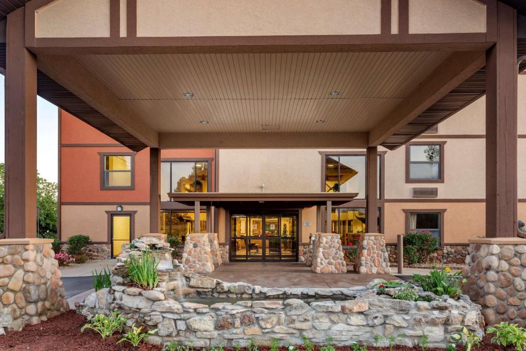 Comfort Inn & Suites Branson Meadows - image 4