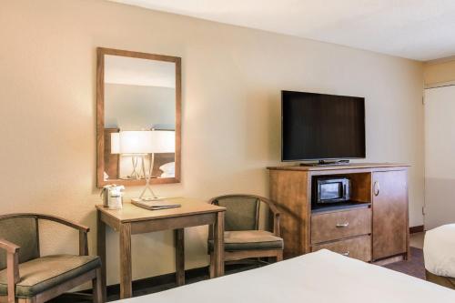 Red Lion Inn & Suites Branson - image 3