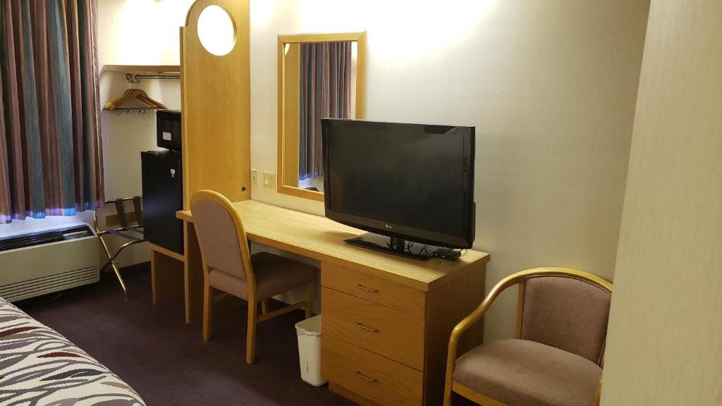 Red Roof Inn Branson - image 5