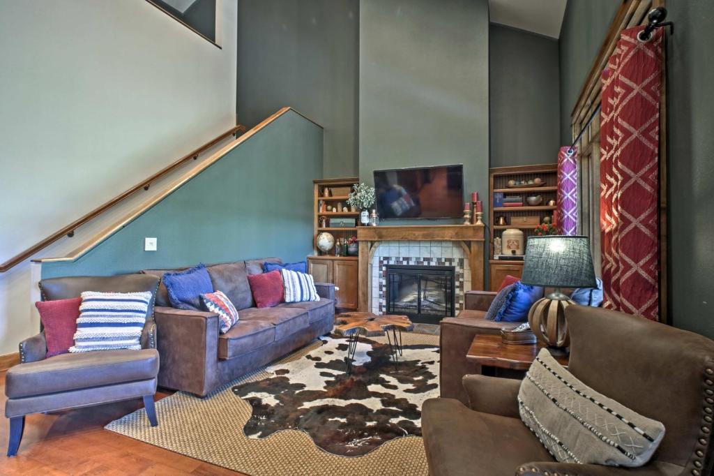 Lake Taneycomo Penthouse Condo with Gas Grill and Dock! - main image