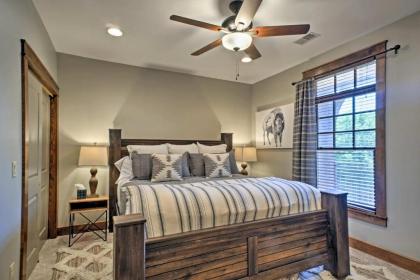 Lake Taneycomo Penthouse Condo with Gas Grill and Dock! - image 3
