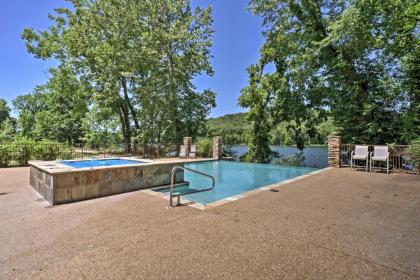 Lake Taneycomo Penthouse Condo with Gas Grill and Dock! - image 5