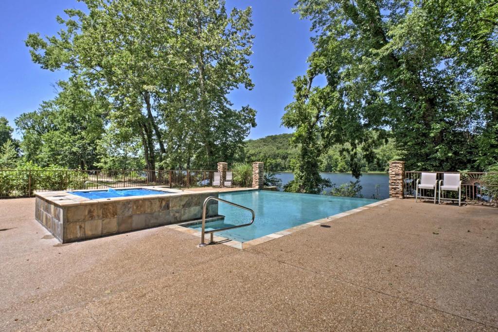 Lake Taneycomo Penthouse Condo with Gas Grill and Dock! - image 5