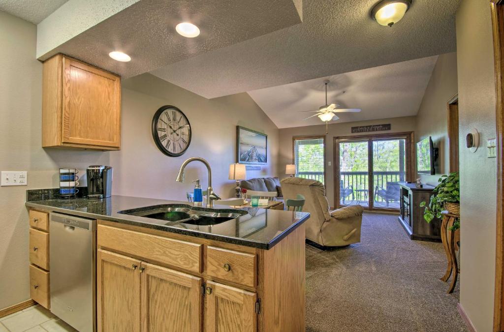 Cozy Branson Getaway 5 Min from SDC and the Lake! - main image