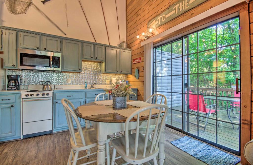 Charming Branson Getaway with Fireplace and Porch - image 4