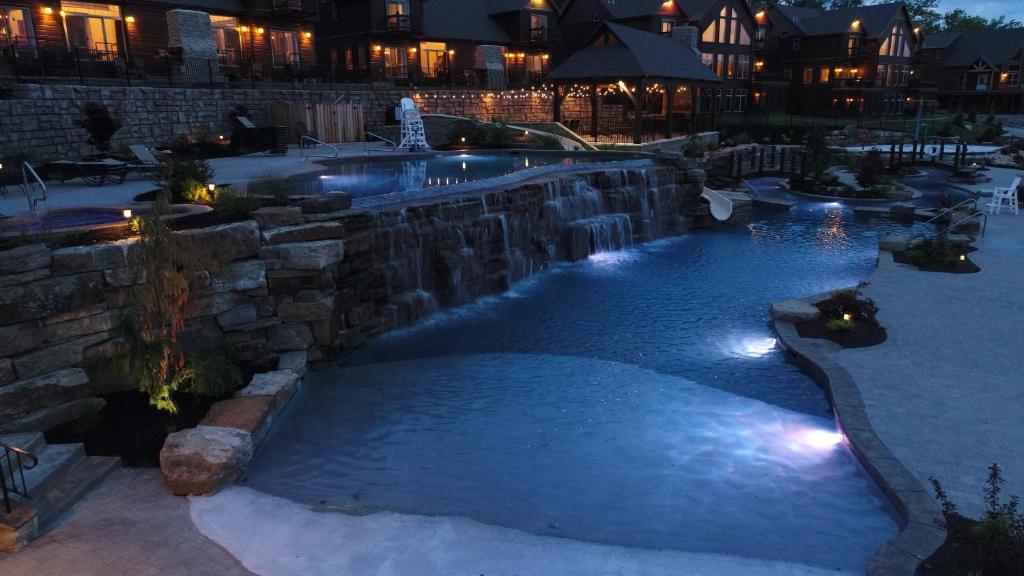 WaterMill Cove Luxury Lakefront Villa Theatre Room 2Mi to SDC POOL Kayaks Dock - image 4