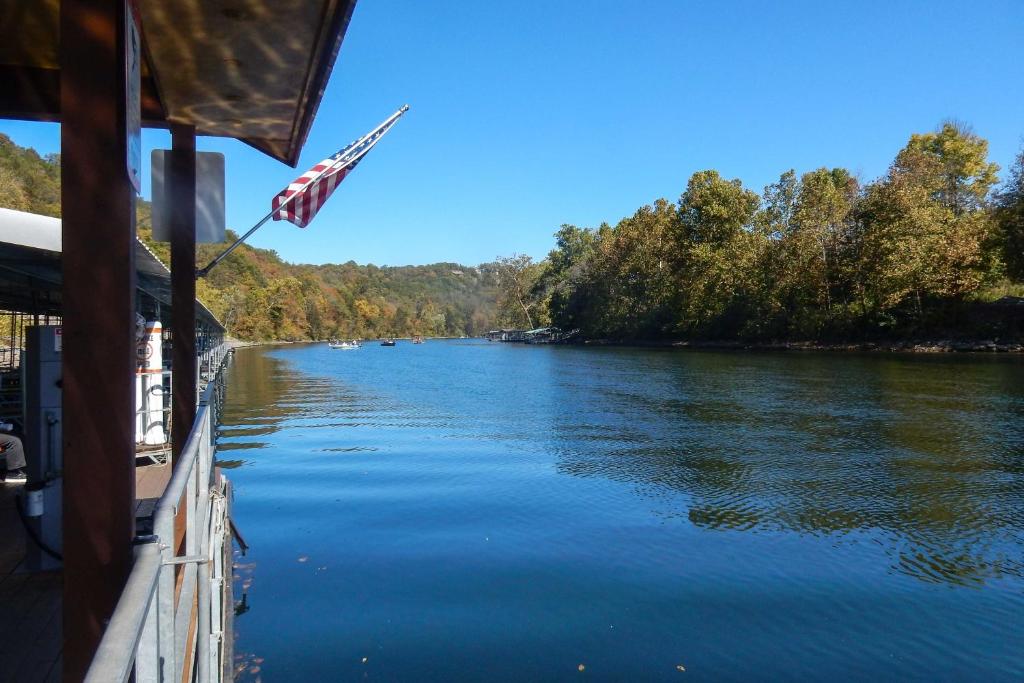 Relaxing Branson Retreat by Fall Creek Marina - image 4