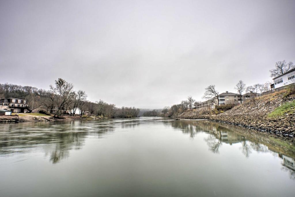 Relaxing Branson Retreat by Fall Creek Marina - image 6