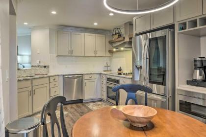 Lavish Branson Escape with Resort and Lake Access