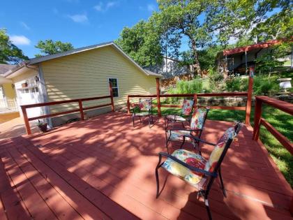 Blue Bird Hill - EXCELLENT LOCATION - Middle of Branson - HUGE deck - So Good! - image 11