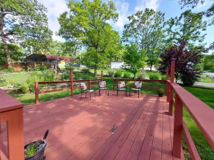 Blue Bird Hill - EXCELLENT LOCATION - Middle of Branson - HUGE deck - So Good! - image 13