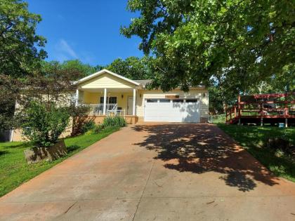 Blue Bird Hill - EXCELLENT LOCATION - Middle of Branson - HUGE deck - So Good! - image 16