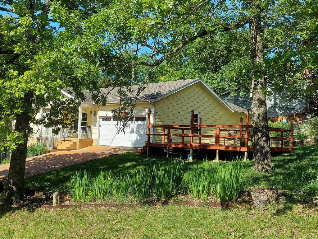 Blue Bird Hill - EXCELLENT LOCATION - Middle of Branson - HUGE deck - So Good! - image 5
