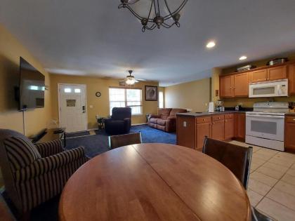 Blue Bird Hill - EXCELLENT LOCATION - Middle of Branson - HUGE deck - So Good! - image 7