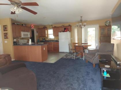 Blue Bird Hill - EXCELLENT LOCATION - Middle of Branson - HUGE deck - So Good! - image 8