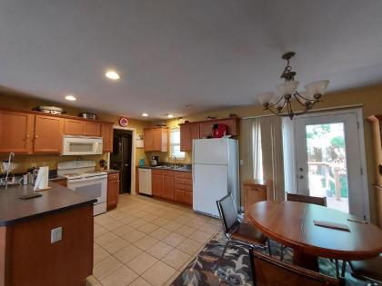 Blue Bird Hill - EXCELLENT LOCATION - Middle of Branson - HUGE deck - So Good! - image 9