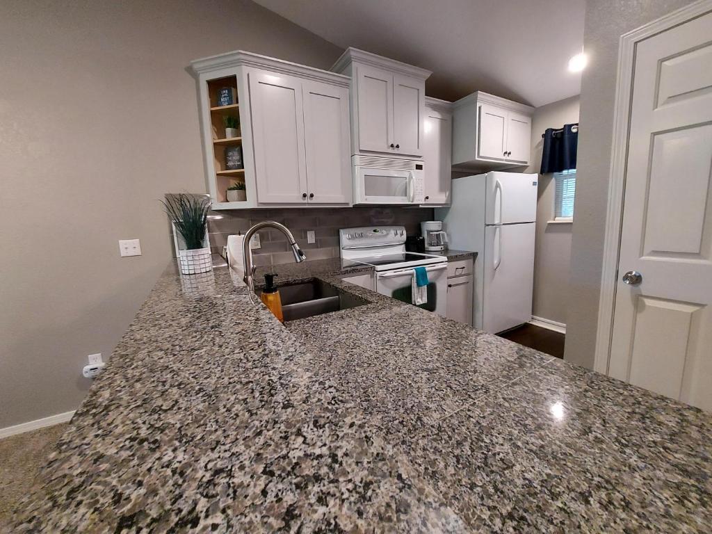 Placid Place - Walk to Marina - FISHING - Stylish - BOAT RENTALS - Central spot! - image 6