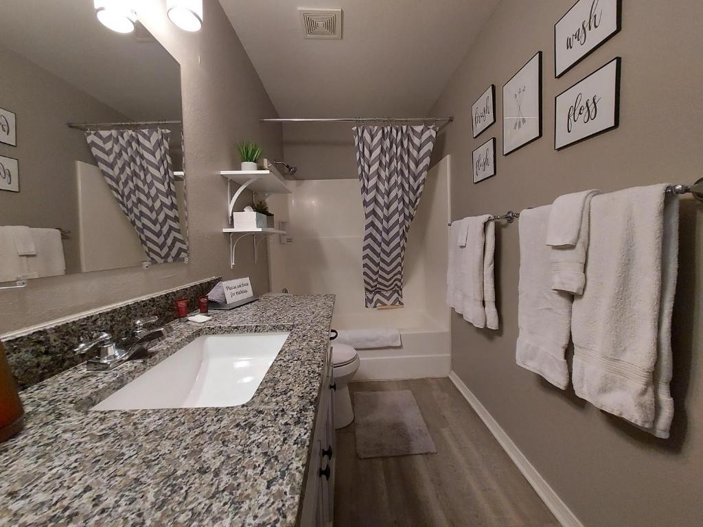 Placid Place - Walk to Marina - FISHING - Stylish - BOAT RENTALS - Central spot! - image 7