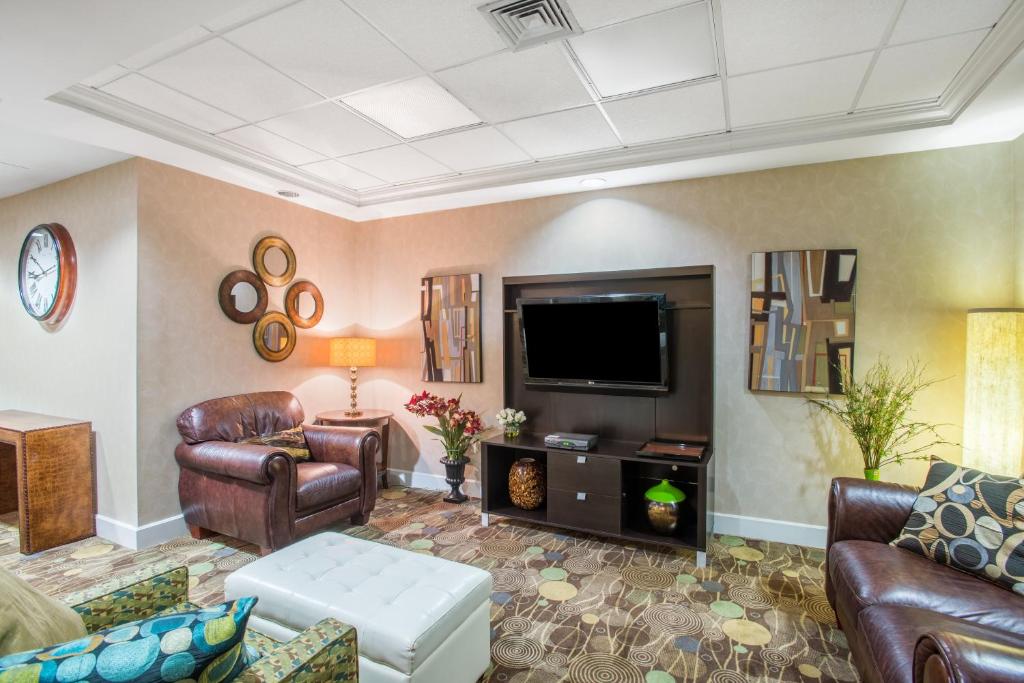 Holiday Inn Express Hotel & Suites Brattleboro an IHG Hotel - image 7