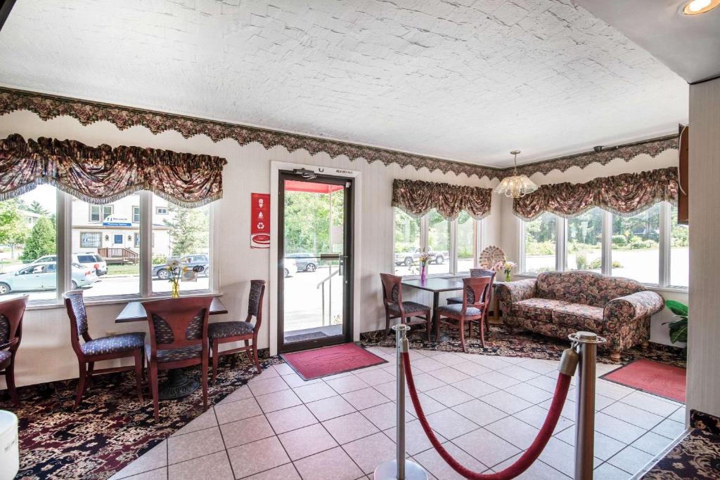 Econo Lodge Brattleboro - image 4
