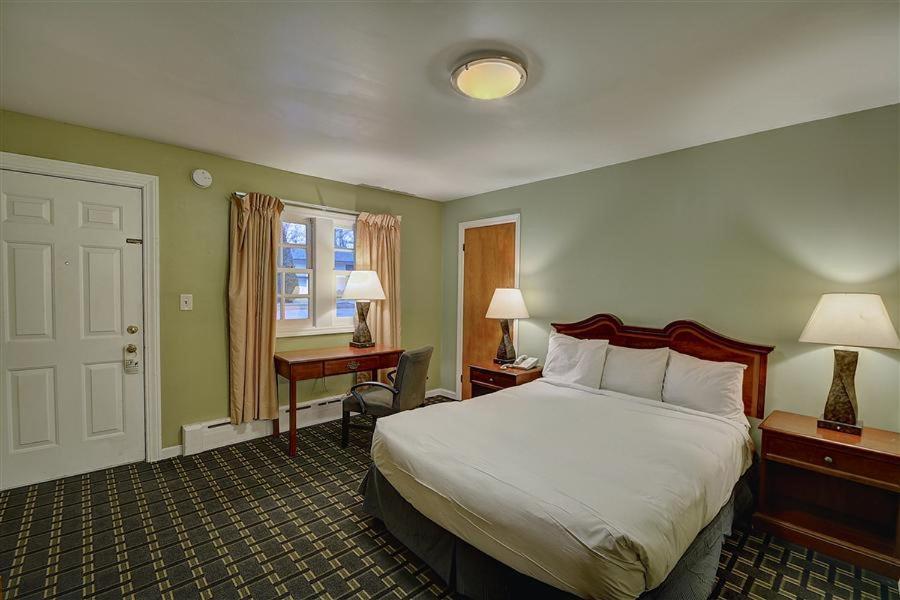 Colonial Motel and Spa - image 2