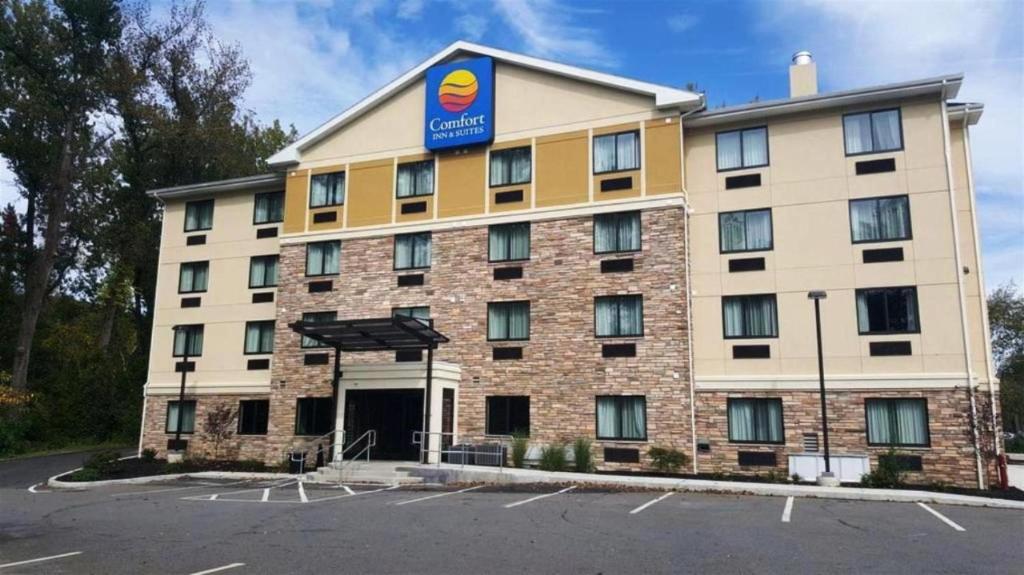 Comfort Inn & Suites Brattleboro I-91 - main image