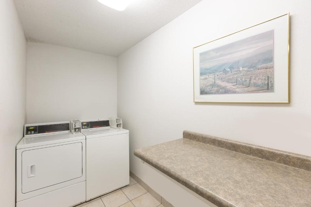 Days Inn by Wyndham Atlantic - image 7