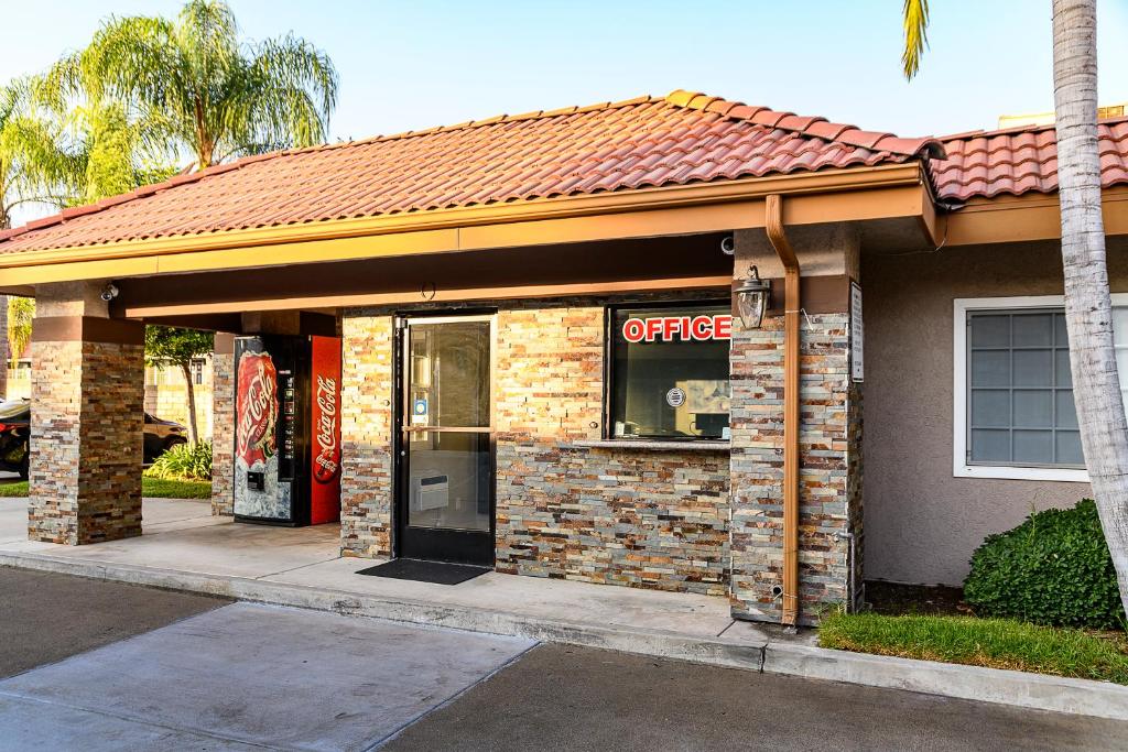 Hyland Motel Brea - image 5