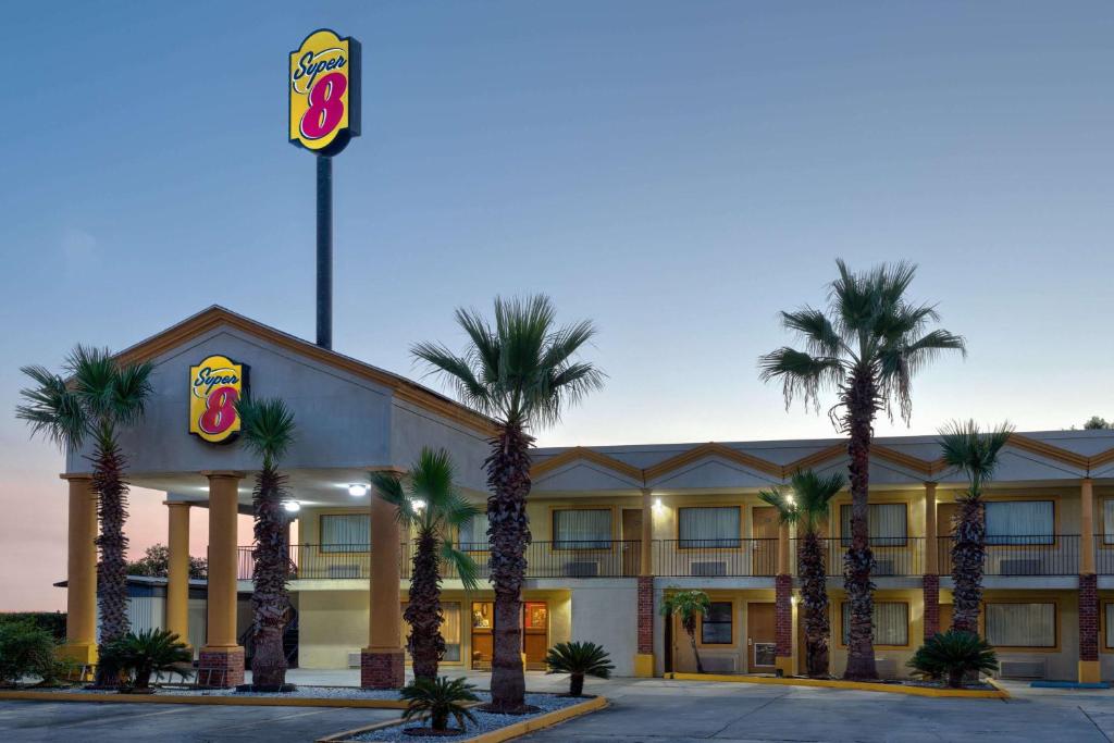 Super 8 by Wyndham Breaux Bridge - image 3