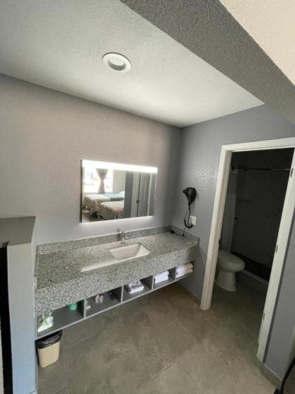 Ridge Motel - image 12