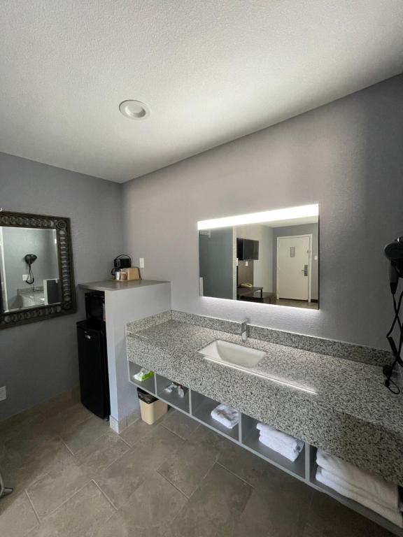 Ridge Motel - image 7