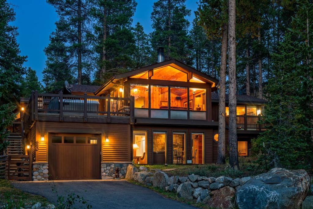 Lonestar Lodge - main image
