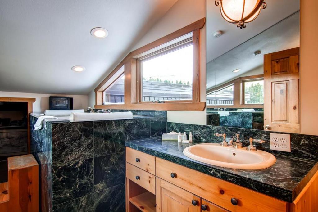 Powderhorn Penthouse Condo - image 2