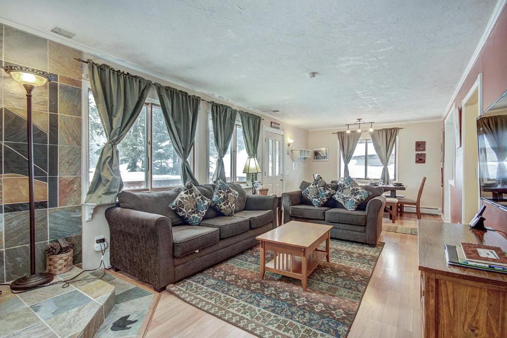 Lazy Dog Lodge Home - main image