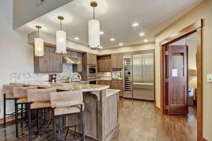Breckenridge 4 Bedroom Condo at One Ski Hill Ski-in Ski-out concierge services - image 5