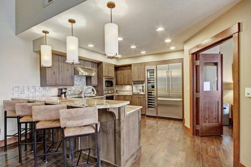 Breckenridge 4 Bedroom Condo at One Ski Hill Ski-in Ski-out concierge services - image 5