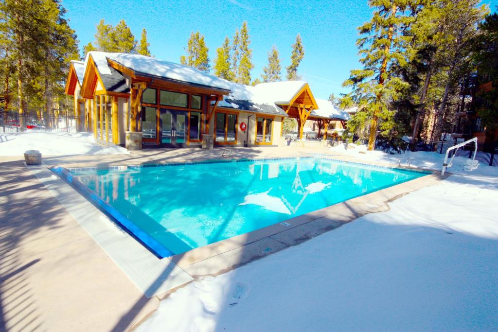 Pinecreek #F - 3 BR - Close to Town - Shuttle to Slopes - Pool and Hot Tub Access - image 4