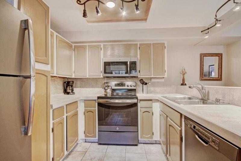 Breckenridge Village 2 Bedroom Luxury Condo Walk To Lifts & Downtown - image 4