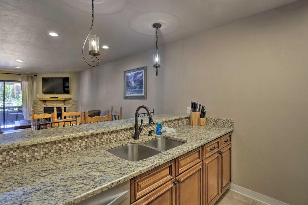 Chic Breck Condo Ski-In and Ski-Out at Peak 8! - image 4