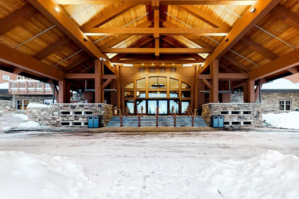 Luxury Ski Hill Condos - image 2