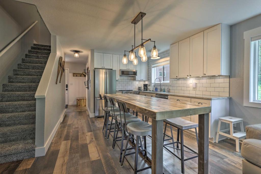 Pristine Breck Townhouse with Sauna Deck and Fire Pit - image 4
