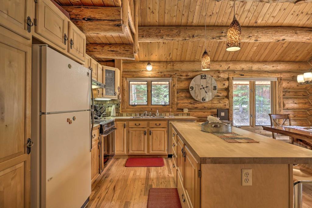 Cozy Peak-A-Blue Cabin with Deck 8 Mi From Gondola - image 5