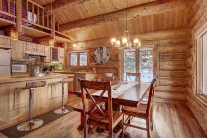 Cozy Peak-A-Blue Cabin with Deck 8 Mi From Gondola - image 9